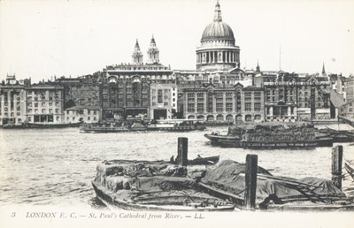 St. Pauls Kathedrale von der Themse aus von English Photographer